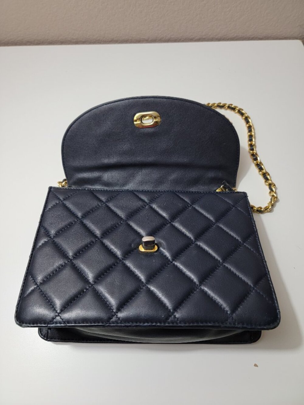 Giani Bernini Navy Quilted Leather Flap Crossbody Bag Gold Chain Strap Purse - Picture 4 of 12